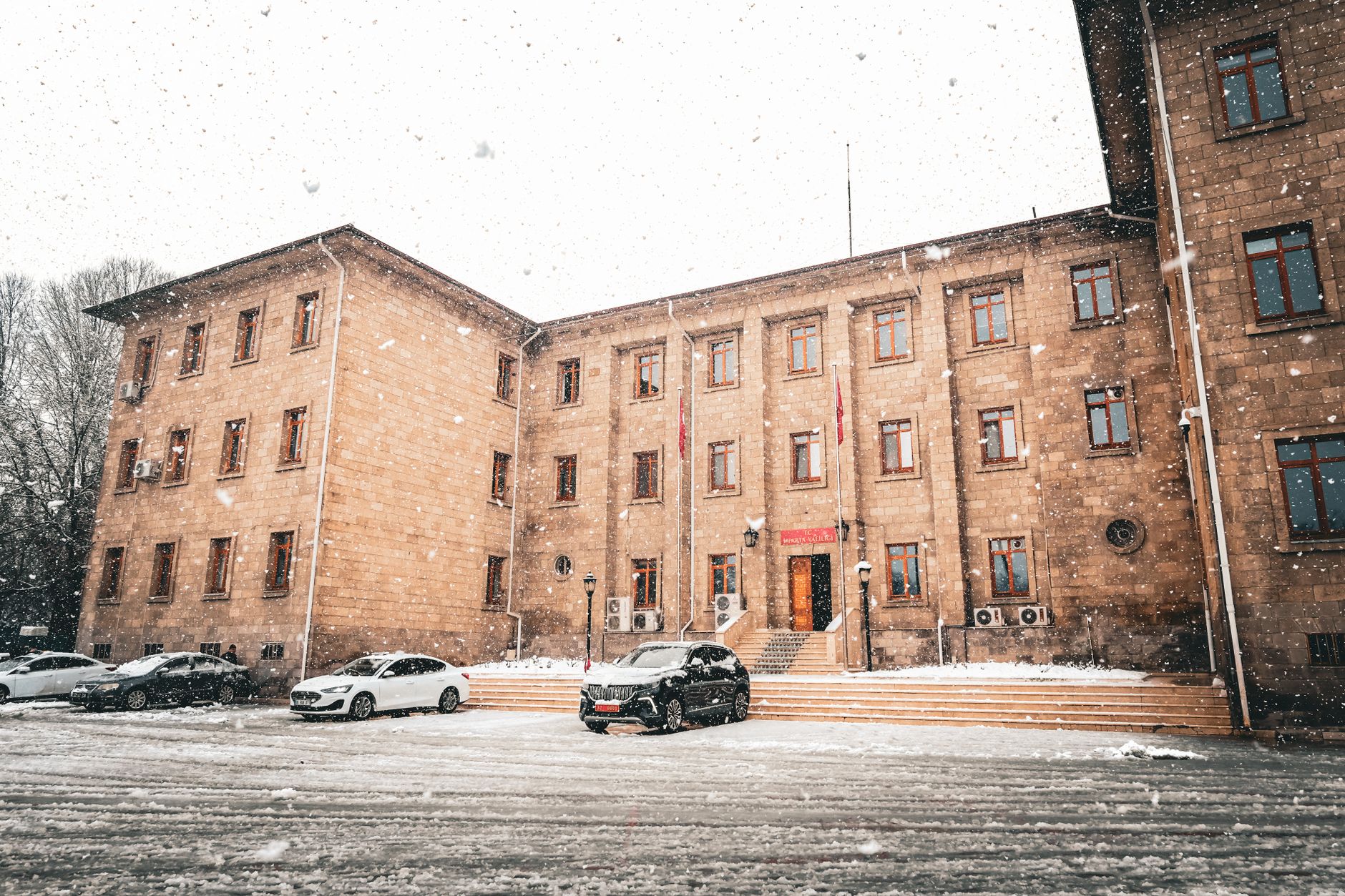 Oktatóautó a vizsgaközpont előtt